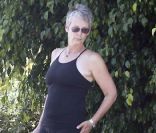 Jamie Lee Curtis cache une trottinette au bord d\'une route de Los Angeles, le 13 septembre 2011.