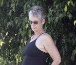 Jamie Lee Curtis cache une trottinette au bord d\'une route de Los Angeles, le 13 septembre 2011.