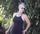 Jamie Lee Curtis cache une trottinette au bord d\'une route de Los Angeles, le 13 septembre 2011.