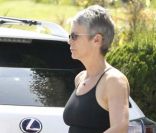 Jamie Lee Curtis cache une trottinette au bord d\'une route de Los Angeles, le 13 septembre 2011.