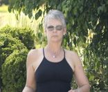 Jamie Lee Curtis cache une trottinette au bord d\'une route de Los Angeles, le 13 septembre 2011.