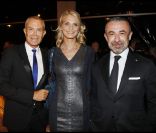 Sarah Marshall entourée par Jean-Claude Jitrois et Alain Seban lors du dîner organisé au Musée Rodin à l'occasion de la journée de l'Azerbaïdjan. Paris, le 15 septembre 2011.