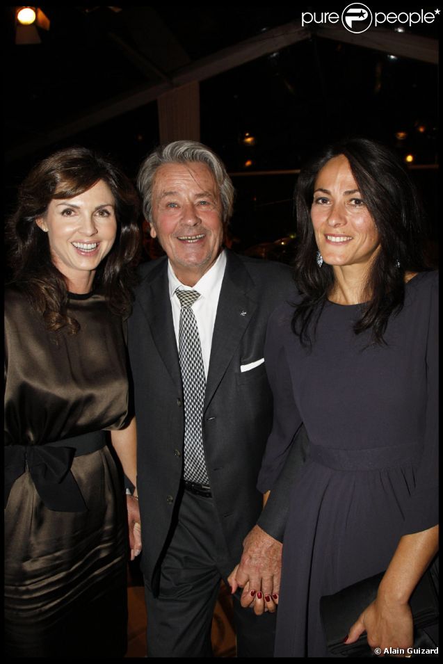 Caroline Barclay et Delphine de Turckheim avec Alain Delon lors du dîner organisé au Musée Rodin à l'occasion de la journée de l'Azerbaïdjan. Paris, le 15 septembre 2011.