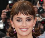 La superbe Penélope Cruz aura illuminé le Festival de Cannes par sa présence, notamment le jour de la projection de  Pirates Des Caraïbes : La Fontaine de Jouvence , où elle portait une robe en tulle Marchesa. Cannes, le 14 mai 2011. 