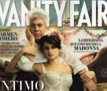 Penélope Cruz, dans une robe Dolce & Gabbana, prend la pose en compagnie de son ami Pedro Almodovar pour le Vanity Fair espagnol d\'avril 2009.<br />