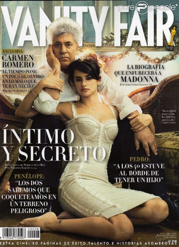 Penélope Cruz, dans une robe Dolce & Gabbana, prend la pose en compagnie de son ami Pedro Almodovar pour le Vanity Fair espagnol d'avril 2009. 