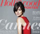 Penélope Cruz, sage et élégante dans sa robe rouge, pose en Une du magazine The Hollywood Reporter. Mai 2011.<br />