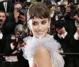 La beauté madrilène Penélope Cruz, en robe Marchesa et pochette Swarovski, sur le tapis rouge du Palais des Festivals pour la projection de <em>Pirates Des Caraïbes : La Fontaine De Jouvence</em>. Cannes, le 14 mai 2011.<br />