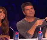 Paula Abdul et Simon Cowell observent la jeune Rachel Crow passer l\'audition dans l\'émission <em>X Factor </em>dont le premier épisode a été diffusé sur la FOX, le 21 septembre 2011.