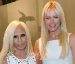 Donatella Versace et Valeria Mazza après le défilé Versace à l\'occasion de la Fashion Week à Milan, le 23 septembre 2011.