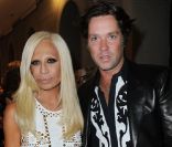 Donatella Versace et Rufus Wainwright lors du défilé Versace à l\'occasion de la Fashion Week à Milan, le 23 septembre 2011.