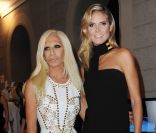 Donatella Versace et Heidi Klum lors du défilé Versace à l'occasion de la Fashion Week à Milan, le 23 septembre 2011.