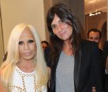 Donatella Versace et Emmanuelle Alt lors du défilé Versace à l\'occasion de la Fashion Week à Milan, le 23 septembre 2011.