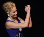 Sharon Stone rend hommage à Elizabeth Taylor et à son combat auprès de l\'amfAR, à Los Angeles, le 23 septembre 2011.