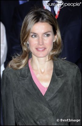 La princesse Letizia d'Espagne, tout sourire, assiste à l'ouverture du 6ème sommet international du journalisme au monastère de San Millan de la Cogolla en Espagne, le 28 septembre 2011.