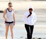 Mel B s\'entraîne avec son coach perso sur une plage de Sydney pour perdre des kilos après la naissance de sa fille. Le 30 septembre 2011