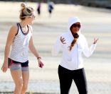Mel B s\'entraîne avec son coach perso sur une plage de Sydney pour perdre des kilos après la naissance de sa fille. Le 30 septembre 2011