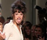 Charlotte Le Bon lors du défilé Jean-Paul Gaultier, est la speakerine déjantée ! 1er octobre 2011