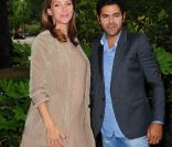 Jamel Debbouze et Melissa Theuriau, enceinte, arrivent au Théâtre du Rond-Point en mai 2011.<br />
