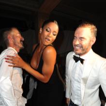 Ciara en pleine folie entourée de Dean et Dan Caten à l'occasion de la soirée Dsquared à Paris le 2 octobre 2011