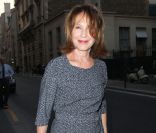 Nathalie Baye arrive à l\'ambassade d\'Italie à Paris où est célébré le lancement de la collection Signature de Tod\'s. Le 2 octobre 2011