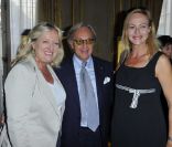Diego della Valle entouré par Charlotte de Turckheim et Alexandra Vandernoot lors de la soirée de lancement de la collection Signature de la marque Tod\'s. Ambassade d\'Italie à Paris, le 2 octobre 2011