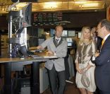 Maxima des Pays-Bas à la Bourse d'Amsterdam lundi 3 octobre pour inaugurer une nouvelle section. La princesse a pour l'occasion choisi une tenue... argentée.