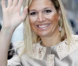 Maxima des Pays-Bas à la Bourse d'Amsterdam lundi 3 octobre pour inaugurer une nouvelle section. La princesse a pour l'occasion choisi une tenue... argentée.