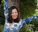 Fran Drescher, pétillante, lors du photocall pour promouvoir sa série télévisée Happily Divorced lors du marché international des contenus audiovisuels MIPCOM, à Cannes, le 3 octobre 2011      