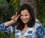 Fran Drescher, heureuse, lors du photocall pour promouvoir sa série télévisée Happily Divorced lors du marché international des contenus audiovisuels MIPCOM, à Cannes, le 3 octobre 2011      