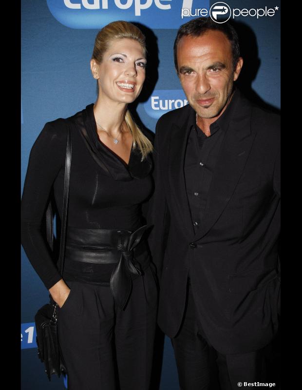 Nikos Aliagas et Tina lors de la projection en avant-première du film Polisse de Maïwenn à Europe 1 le 3 octobre 2011 
 &nbsp; 