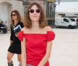 Alexa Chung arrive au défilé Valentino lors de la Fashion Week parisienne le 4 octobre 2011