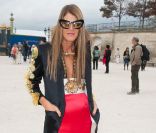 Anna de la Russo arrive au défilé Valentino lors de la Fashion Week parisienne le 4 octobre 2011