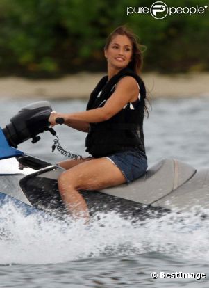 Minka Kelly sur le tournage de  Charlie's Angels , à Miami, le 4 octobre 2011.