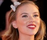 Avec sa bouche pulpeuse, Scarlett Johansson possède une arme fatale qui met tous les hommes à ses pieds !