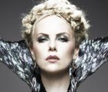 Dans Blanche-Neige et le chasseur, Charlize Theron joue la Reine maléfique. Cette version s\'annonce plus torturée et réaliste.<br />
