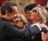 Gilbert Montagné épinglé par Nicolas Sarkozy, à Paris, le 17 janvier 2011.