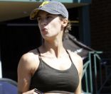  Elisabetta Canalis affiche ses abdos musclés pour faire son marché ! Los Angeles, 3 octobre 2011 