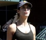  Elisabetta Canalis affiche ses abdos musclés pour faire son marché ! Los Angeles, 3 octobre 2011 
