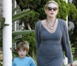 Sharon Stone se balade à Los Angeles avec Quinn, 5 ans, le 8 octobre 2011