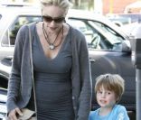 <p>Sharon Stone est très proche de ses 3 garçons, ici avec le benjamin, Quinn, 5 ans. Los Angeles, 8 octobre 2011</p>