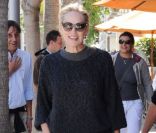 Sharon Stone affiche son style lors d\'un déjeuner avec des amies. Los Angeles, 7 octobre 2011