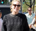 Toujours lookée, Sharon Stone sort d\'un déjeuner avec des amies. Los Angeles, 7 octobre 2011
