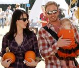 Ian Ziering et sa femme Erin se sont rendus avec leur petite Mia sublime en orange à la ferme de 