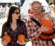 Ian Ziering et sa femme Erin se sont rendus avec leur petite Mia sublime en orange à la ferme de "Mr Bones Pumpkin" à Los Angeles, le 8 octobre 2011  