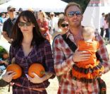Ian Ziering et sa femme Erin se sont rendus avec leur petite Mia en orange à la ferme de 
