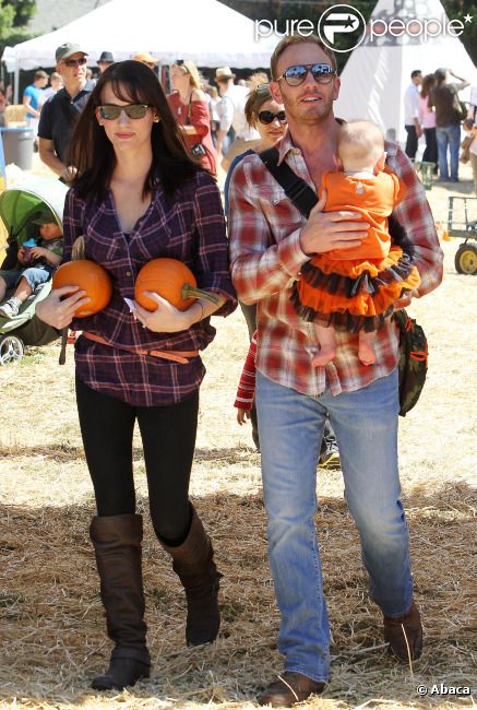 Ian Ziering et sa femme Erin se sont rendus avec leur petite Mia en orange à la ferme de 