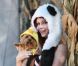 Phoebe Price s'est rendue chez "Mr Bones Pumpkin" avec son chien à Los Angeles, le 8 octobre 2011