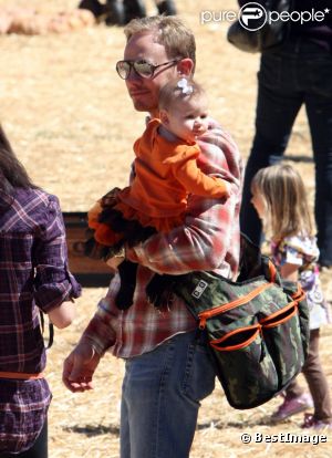Ian Ziering et sa petite princesse Mia à la  ferme de "Mr Bones Pumpkin" à Los Angeles, le 8 octobre 2011
