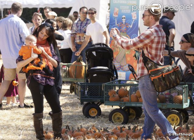 Ian Ziering prend en photo sa femme Erin et leur petite Mia à la  ferme de 